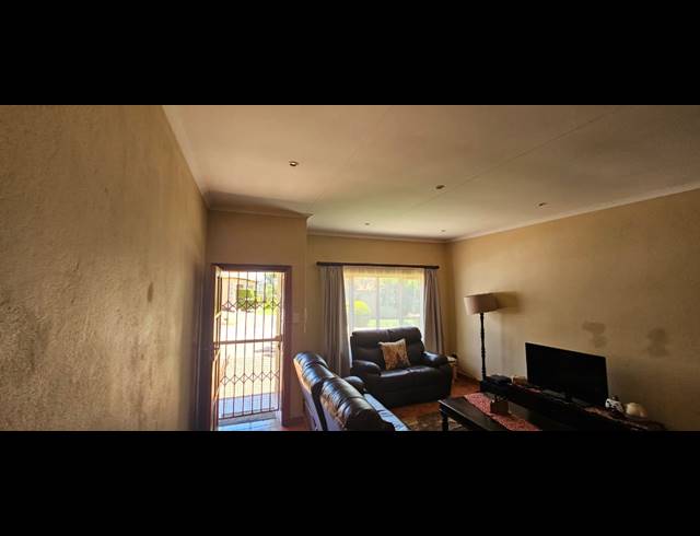 3 BEDROOM FREESTANDING FOR SALE IN CASHAN